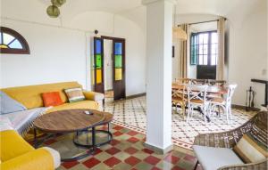 Zona d'estar a Beautiful Home In La Nava With Kitchen