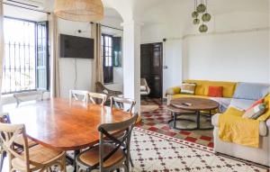 ein Wohnzimmer mit Tisch und Couch in der Unterkunft Beautiful Home In La Nava With Kitchen in La Nava