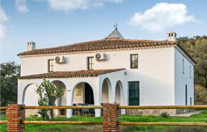 una casa blanca con una valla delante en Beautiful Home In La Nava With Kitchen, en La Nava