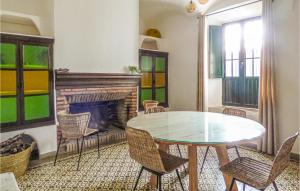 sala de estar con mesa, sillas y chimenea en Beautiful Home In La Nava With Kitchen, en La Nava