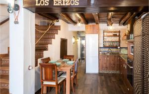 3 Bedroom Nice Home In Castao Del Robledo في Castaño de Robledo: غرفة طعام مع طاولة وكراسي ومطبخ