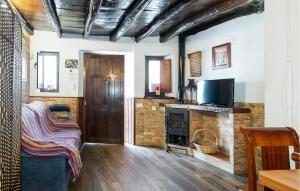 sala de estar con chimenea y TV en 3 Bedroom Nice Home In Castao Del Robledo, en Castaño de Robledo