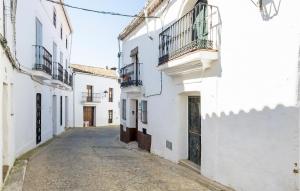 um beco vazio com edifícios brancos e uma rua em 3 Bedroom Nice Home In Castao Del Robledo em Castaño de Robledo