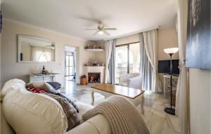 Atpūtas zona naktsmītnē Awesome Apartment In Mijas With Outdoor Swimming Pool, Swimming Pool And 2 Bedrooms