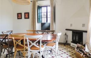 ein Esszimmer mit Tisch und Stühlen und einem Kamin in der Unterkunft Beautiful Home In La Nava With Kitchen in La Nava