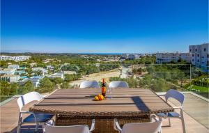 ein Tisch und Stühle auf einem Balkon mit Aussicht in der Unterkunft Stunning Apartment In Orihuela in Orihuela