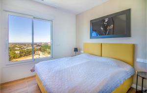 ein Schlafzimmer mit einem großen Bett und zwei Fenstern in der Unterkunft Stunning Apartment In Orihuela in Orihuela