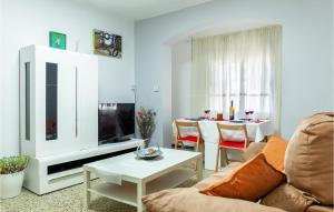 - un salon avec un canapé et une table dans l'établissement 3 Bedroom Nice Apartment In Huelva, à Huelva