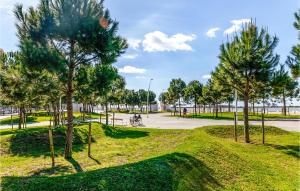 un parc avec des arbres sur l'herbe et un trottoir dans l'établissement 3 Bedroom Nice Apartment In Huelva, à Huelva
