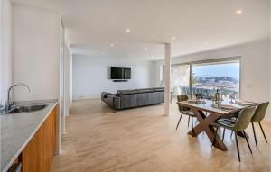cocina y sala de estar con mesa y sofá en 5 Bedroom Cozy Home In Granada, en Granada