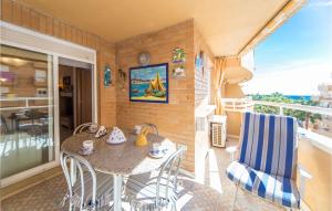 オロペサ・デル・マールにあるBeautiful Apartment In Oropesa Del Marのバルコニーにテーブルと椅子が置かれたパティオ