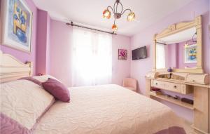 オロペサ・デル・マールにあるBeautiful Apartment In Oropesa Del Marのベッドルーム(ベッド1台、鏡、シンク付)