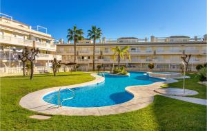 ein Resort mit einem Pool vor einem Gebäude in der Unterkunft Stunning Apartment In Santa Pola With Outdoor Swimming Pool in Santa Pola