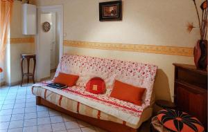 Postel nebo postele na pokoji v ubytování 2 Bedroom Lovely Home In Bas-En-Basset + 12 fotografií