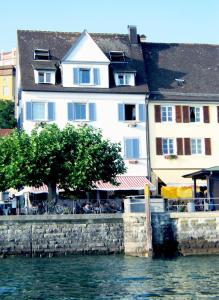 un edificio junto a una masa de agua en Hotel Seepromenade en Meersburg