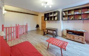 ein Wohnzimmer mit einer roten Bank und einem Klavier in der Unterkunft Cozy Home In Praslay With Outdoor Swimming Pool in Praslay