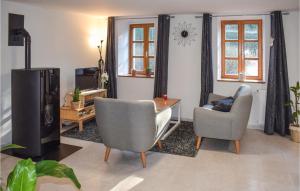 - un salon avec deux chaises et une table dans l'établissement Lovely Home In Trmven With Wifi, à Trémeven