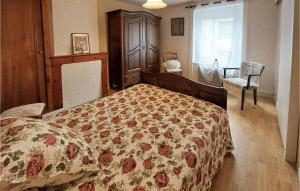 Postel nebo postele na pokoji v ubytování 2 Bedroom Lovely Home In Bas-En-Basset
