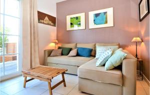 エーグ・モルトにある2 Bedroom Amazing Home In Aigues-Mortesのソファとテーブルのあるリビングルーム +19枚の写真