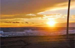 エーグ・モルトにある2 Bedroom Amazing Home In Aigues-Mortesの海沿いの夕日