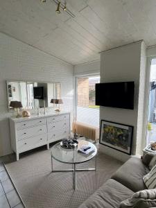 a living room with a couch and a fire place at Wunderschönes Ferienhaus in Strandnähe in Retranchement