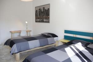 um quarto com duas camas e uma foto na parede em Apple guest house em Bari
