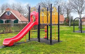 un parque infantil con un tobogán rojo en un parque en Gorgeous Home In Ijhorst With Wifi, en IJhorst