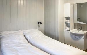 un grande letto bianco in una stanza con lavandino di Lovely Apartment In Mesnali With Kitchen a Mesnali