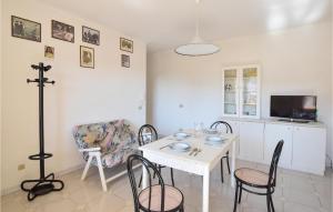 Μια τηλεόραση ή/και κέντρο ψυχαγωγίας στο Stunning Apartment In Villasimius +11 φωτογραφίες