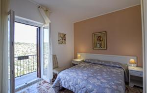 Giường trong phòng chung tại 3 Bedroom Awesome Home In Ragusa