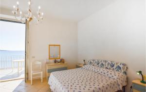 Postel nebo postele na pokoji v ubytování 4 Bedroom Stunning Home In Sampieri