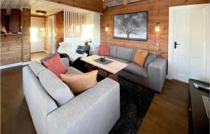 sala de estar con sofá y mesa en Amazing Home In Rjukan With Sauna And 5 Bedrooms en Rjukan