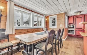 リューカンにあるAmazing Home In Rjukan With Sauna And 5 Bedroomsのダイニングルーム(木製テーブル、椅子付)