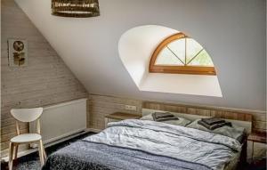 una camera con letto e finestra rotonda di 1 Bedroom Lovely Apartment In Klecino a Klęcino