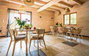 - une salle à manger avec une table et des chaises dans l'établissement 1 Bedroom Lovely Apartment In Klecino, à Klęcino