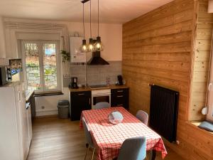 Kuchyňa alebo kuchynka v ubytovaní L'apparté de G, Gîte 3 étoiles de montagne cosy + 32 fotografií