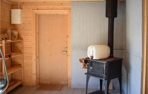 TV a/nebo společenská místnost v ubytování Gorgeous Home In Figeholm With Sauna