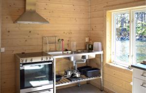 Kuchyň nebo kuchyňský kout v ubytování Gorgeous Home In Figeholm With Sauna