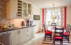 Köök või kööginurk majutusasutuses Gorgeous Home In lmeboda With Kitchen