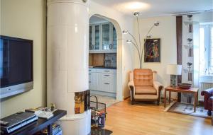 TV a/nebo společenská místnost v ubytování Gorgeous Home In lmeboda With Kitchen
