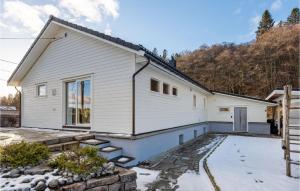 una casa blanca con una entrada de piedra delante de ella en Beautiful Apartment In Nesttun With House A Panoramic View en Bergen