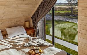 Katil atau katil-katil dalam bilik di Cozy Home In Trzesacz With Kitchen