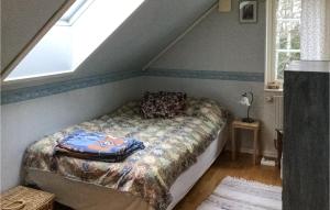 een slaapkamer met een bed op zolder bij Lovely Home In Ljuster With Kitchen in Norra Ljustero