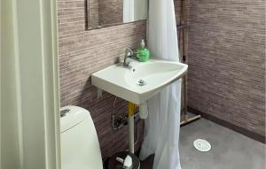 baño con lavabo blanco junto a un aseo en Beautiful Home In Vrigstad With Kitchen en Vrigstad