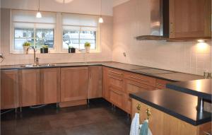 Η κουζίνα ή μικρή κουζίνα στο Awesome Home In Gärsnäs With Sauna