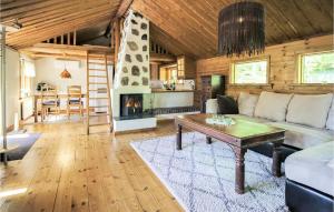 uma sala de estar com um sofá e uma lareira em Amazing Home In Munka-ljungby With Wifi em Munka-Ljungby