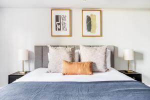 Postel nebo postele na pokoji v ubytování Bethesda 1BR w Gym Pool Concierge nr Metro WDC-409 + 38 fotografií