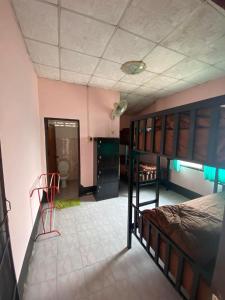 Postel nebo postele na pokoji v ubytování Paifah Hostel