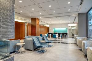 ein Wartezimmer mit blauen Stühlen und einem Tisch in der Unterkunft Ballston 2BR w Concierge WD Pool nr Metro WDC-505 in Arlington