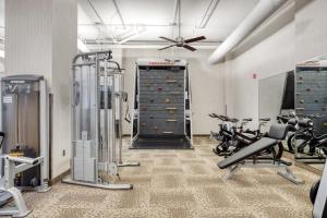 einen Fitnessraum mit Laufbändern und Heimtrainern in der Unterkunft Ballston 2BR w Concierge WD Pool nr Metro WDC-505 in Arlington